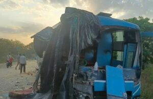 ಬಸ್ – ಟ್ರಕ್ ಡಿಕ್ಕಿ: ನಾಲ್ವರು ಸಾವು, 14 ಜನರಿಗೆ ಗಾಯ