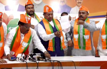 ಕಾಂಗ್ರೆಸ್ ಪ್ರಣಾಳಿಕೆಗೆ ಬೆಂಕಿ ಹಚ್ಚಿದ ಕೆ.ಎಸ್.ಈಶ್ವರಪ್ಪ