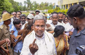 ಚುನಾವಣಾ ಆಯೋಗದ ಉಲ್ಲಂಘನೆ: ಸಿದ್ದರಾಮಯ್ಯ ಬಲಗೈತೋರು ಬೆರಳಿಗೆ ಶಾಯಿ