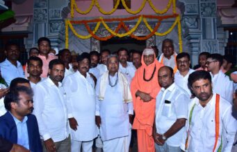 ಸಿದ್ದರಾಮಯ್ಯ ಅವರಿಗೆ ರುದ್ರಾಕ್ಷಿ ಮಾಲೆ ಹಾಕಿ ಆಶೀರ್ವದಿಸಿದ ಸುತ್ತೂರು ಶ್ರೀಗಳು