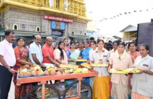 ಚಾಮುಂಡಿ ಬೆಟ್ಟದ ಸ್ವಚ್ಚತಾ ಕಾರ್ಯ ನಿರ್ವಹಿಸುವ ಮಹಿಳಾ ಸಿಬ್ಬಂದಿ ವರ್ಗಕ್ಕೆ ಬಾಗಿನ ಸಮರ್ಪಣೆ