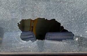 ಹುಣಸೂರಿನಲ್ಲಿ ಬಸ್ ಗೆ ಕಲ್ಲು ತೂರಿದ ಬೈಕ್ ಸವಾರರು: ಕಿಟಕಿ ಗಾಜಿಗೆ ಹಾನಿ- ದೂರು ದಾಖಲು