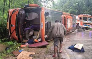 ಉರುಳಿ ಬಿದ್ದ ಖಾಸಗಿ ಬಸ್: ಚಾಲಕ ಸಾವು