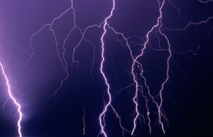 ಜಾರ್ಖಂಡ್: ಸಿಡಿಲು ಬಡಿದು ಸಿಆರ್ಪಿಎಫ್ ಅಧಿಕಾರಿ ಸಾವು, ಮೂವರಿಗೆ ಗಾಯ!