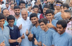 ಸಾರ್ವಜನಿಕರ ಜೊತೆ ಇಸ್ರೋ ವಿಜ್ಞಾನಿಗಳ ಐತಿಹಾಸಿಕ ಸಾಧನೆಯನ್ನು ಕಣ್ತುಂಬಿಕೊಂಡ ವಿಜ್ಞಾನ ಮತ್ತು ತಂತ್ರಜ್ಞಾನ ಸಚಿವ ಎನ್. ಎಸ್ ಬೋಸರಾಜು