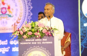 ಕೆ.ಎ.ಎಸ್ ಅಧಿಕಾರಿಗಳ ಸಂಘದ ಕಲ್ಯಾಣ ನಿಧಿಗೆ ಸಚಿವ ಪ್ರಿಯಾಂಕ್ ಖರ್ಗೆ ಅವರಿಂದ ಒಂದು ತಿಂಗಳ ವೇತನ