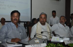 ಬರಿಗಾಲಿನಲ್ಲಿ ಕಚೇರಿಗೆ ಬರುವವರ ಬಗ್ಗೆ ಕಾರಿನಲ್ಲಿ ಓಡಾಡುವ ನಿಮಗೆ ಗೌರವವಿರಲಿ: ಅಧಿಕಾರಿಗಳಿಗೆ ಸಿಎಂ ಸಿದ್ದರಾಮಯ್ಯ ಎಚ್ಚರಿಕೆ