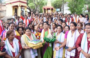 ಚಾಮುಂಡಿ ಬೆಟ್ಟದ ಮೆಟ್ಟಿಲು ಹತ್ತಿ ನಾಡದೇವತೆಗೆ ವಿಶೇಷ ಪೂಜೆ: ಹರಕೆ ತೀರಿಸಿದ ಮಹಿಳಾ ಕಾಂಗ್ರೆಸ್ ಸಮಿತಿ