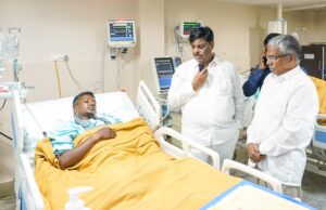 ಅಪಘಾತಕ್ಕೊಳಗಾದ ಪೌರಕಾರ್ಮಿಕನ ಆರೋಗ್ಯ ವಿಚಾರಿಸಿದ ಡಾ.ಹೆಚ್.ಸಿ.ಮಹದೇವಪ್ಪ