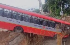 ಮಳವಳ್ಳಿ: ಸೇತುವೆ ನಿರ್ಮಿಸಲು ತೋಡಿದ್ದ ಹಳ್ಳಕ್ಕೆ ಬಿದ್ದ ಕೆಎಸ್ ಆರ್ ಟಿಸಿ ಬಸ್, ಪ್ರಾಣಾಪಾಯದಿಂದ ಪ್ರಯಾಣಿಕರು ಪಾರು