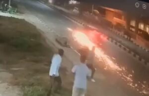 ಅಡಿಗೆ ಬಿದ್ದ ಬೈಕ್ ನ್ನು ಎಳೆದೊಯ್ದ ಕಾರು: ಸಿಸಿಟಿವಿ ಕ್ಯಾಮೆರಾದಲ್ಲಿ ದೃಶ್ಯ ಸೆರೆ
