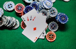 ಹುಣಸೂರು: ಸಾರ್ವಜನಿಕ ಸ್ಥಳದಲ್ಲಿ ಜೂಜಾಡುತ್ತಿದ್ದ 9 ಮಂದಿ ಪ್ರಭಾವಿಗಳ ಬಂಧನ