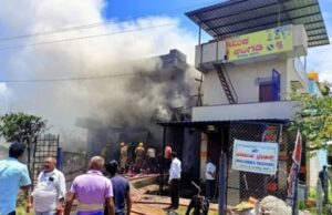 ಪಟಾಕಿ ಅಂಗಡಿಯಲ್ಲಿ ಅಗ್ನಿ ಅವಘಡ: ಎರಡು ವಾಹನ ಭಸ್ಮ