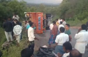 ಮಂಡ್ಯ | ಕ್ಯಾಂಟರ್ ಪಲ್ಟಿ: ಮಹಿಳೆ ಸಾವು, 30 ಮಂದಿಗೆ ಗಾಯ