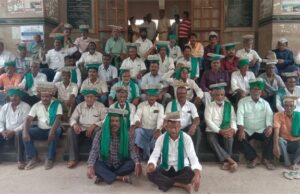 ಶ್ರೀರಂಗಪಟ್ಟಣ: ತಲೆ ಮೇಲೆ ಚಪ್ಪಡಿ ಕಲ್ಲು ಹೊತ್ತು ರೈತರ ಪ್ರತಿಭಟನೆ