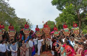 ಅಲಕೃಂತ ಗಜಗಳಿಗೆ ಪುಷ್ಪಾರ್ಚನೆ ಮಾಡುವ ಮೂಲಕ ಗಜಪಯಣಕ್ಕೆ ಚಾಲನೆ