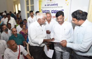 ಜನತಾ ದರ್ಶನ: ಜನರ ಸಮಸ್ಯೆ ಆಲಿಸಿದ ಸಚಿವರಾದ ಡಾ.ಹೆಚ್.ಸಿ.ಮಹದೇವಪ್ಪ