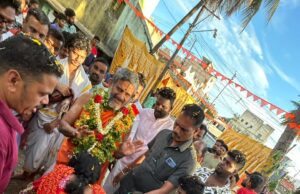 ಮೈಸೂರಿನ ದಲಿತರ ನಿವಾಸಗಳಿಗೆ ಪೇಜಾವರ ಶ್ರೀಗಳ ಭೇಟಿ