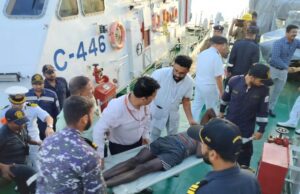 ಹೃದಯಾಘಾತಕ್ಕೆ ಒಳಗಾದ ಮೀನುಗಾರನಿಗೆ ಪ್ರಥಮ ಚಿಕಿತ್ಸೆ ನೀಡಿ ಜೀವ ಉಳಿಸಿದ ಮಂಗಳೂರಿನ ಕೋಸ್ಟ್ ಗಾರ್ಡ್