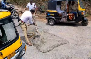 ಮಂಗಳೂರು: ರಸ್ತೆಯಲ್ಲಿದ್ದ ಹೊಂಡ-ಗುಂಡಿಗಳನ್ನು ಮುಚ್ಚಿದ ಪೊಲೀಸರು