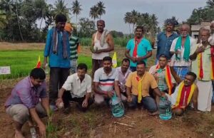 ತಮಿಳುನಾಡಿಗೆ ನೀರು: ಬಿಸ್ಲೆರಿ ನೀರಿನಲ್ಲಿ ನಾಟಿ ಮಾಡುವ ಮೂಲಕ ಪ್ರತಿಭಟನೆ