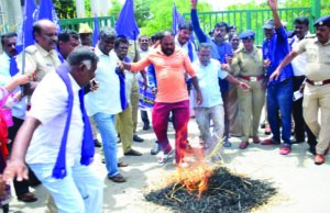 ಕೇಂದ್ರ, ರಾಜ್ಯ ಸರ್ಕಾರದ ಶವಯಾತ್ರೆ ವೇಳೆ ಪ್ರತಿಕೃತಿ ಹೊತ್ತೋಯ್ದ ಪೊಲೀಸರು: ಪೊಲೀಸರು – ದಸಂಸ ಕಾರ್ಯಕರ್ತರ ಜಟಾಪಟಿ