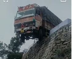 ಚಾಮರಾಜನಗರ: ಚಾಲಕನ ನಿಯಂತ್ರಣ ತಪ್ಪಿ ಕೆಳಗೆ ಬೀಳುವ ಸ್ಥಿತಿಯಲ್ಲಿ ನಿಂತ ಈಚರ್ ವ್ಯಾನ್