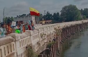 ಕಾವೇರಿ ನದಿಗೆ ಬಿಸ್ಲರಿ ನೀರು ಸುರಿದು ಮಂಡ್ಯ ರಕ್ಷಣಾ ವೇದಿಕೆ ಪ್ರತಿಭಟನೆ