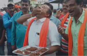 ಮಂಡ್ಯ: ಮಣ್ಣು ಬಾಯಿಗೆ ಹಾಕಿಕೊಂಡು ರೈತರ ಆಕ್ರೋಶ