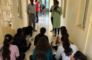 ಮಾನಸ ಗಂಗೋತ್ರಿಯಲ್ಲಿ ಪ್ರಾಧ್ಯಾಪಕರ ಆಂತರಿಕ ಕಚ್ಚಾಟ: ನೆಲದಲ್ಲಿ ಕುಳಿತು ಪಾಠ ಕೇಳಿದ ಸ್ನಾತಕೋತ್ತರ ವಿದ್ಯಾರ್ಥಿಗಳು