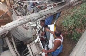 ಬೆಂ-ಮೈ ದಶಪಥ ಹೆದ್ದಾರಿಯಲ್ಲಿ ಅಪಘಾತ: ಪಲ್ಟಿಯಾದ ಕಂಟೈನರ್ ನಡಿ ಸಿಲುಕಿ ಚಾಲಕನ ನರಳಾಟ