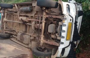 ಚಿಕ್ಕಮಗಳೂರು: ಚಾಲಕನ ನಿಯಂತ್ರಣ ತಪ್ಪಿ ಪಲ್ಟಿಯಾದ ಟಿಟಿ