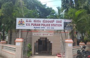 ಬೈಕ್ ರಿಜಿಸ್ಟರ್ ನಂಬರ್ ಗೆ ಸ್ಟಿಕರ್ ಹಾಕಿ ಸಂಚಾರ ನಿಯಮ ಉಲ್ಲಂಘಿಸುತ್ತಿದ್ದ ಸವಾರನ ವಿರುದ್ಧ ಪ್ರಕರಣ ದಾಖಲಿಸಿದ ವಿವಿ ಪುರಂ ಸಂಚಾರಿ ಪೊಲೀಸರು