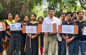 ತಾರತಮ್ಯ ನಿವಾರಿಸುವಂತೆ ಆಗ್ರಹಿಸಿ ಬೆಂಗಳೂರು ದೂರದರ್ಶನದ ಮುಂದೆ ಪ್ರತಿಭಟನೆ ನಡೆಸಿದ ಪ್ರಸಾರ ಭಾರತಿ ಉದ್ಯೋಗಿಗಳು