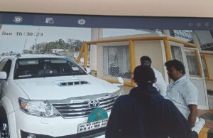 ಟೋಲ್ ಗೇಟ್ ಮುರಿದು ಕಾರು ಚಲಾಯಿಸಿದ ಅಂಬೇಡ್ಕರ್ ಸೇನೆ ರಾಜ್ಯಧ್ಯಕ್ಷ: ದೂರು ದಾಖಲು