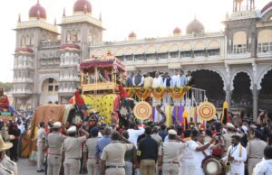 ನಿಗದಿತ ಸಮಯಕ್ಕಿಂತ ತಡವಾಗಿ ಜಂಬೂಸವಾರಿಗೆ ಪುಷ್ಪಾರ್ಚನೆ ?