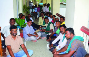 ಅರಣ್ಯ ಅಧಿಕಾರಿ ವಿರುದ್ಧ ರೈತರ ಪ್ರತಿಭಟನೆ