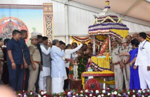 ಚಾಮುಂಡೇಶ್ವರಿಗೆ ಅಗ್ರಪೂಜೆ ಸಲ್ಲಿಸುವ ಮೂಲಕ ನಾಡಹಬ್ಬ ದಸರಾಗೆ ಚಾಲನೆ