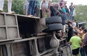 ಬಂಡೀಪುರ ಅರಣ್ಯ ರಸ್ತೆಯಲ್ಲಿ ಉರುಳಿ ಬಿದ್ದ ಬಸ್: ಹಲವರಿಗೆ ಗಾಯ