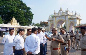 ಮೈಸೂರು: ಅರಮನೆ ಆವರಣದಲ್ಲಿನ ಸಕಲ ಸಿದ್ಧತೆಗಳನ್ನು ಪರಿಶೀಲಿಸಿದ ಡಾ.ಹೆಚ್.ಸಿ.ಮಹದೇವಪ್ಪ