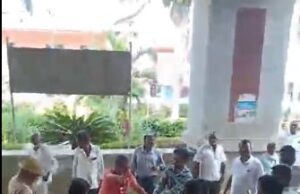 ಹಾಸನ: ತಹಶೀಲ್ದಾರ್ ಕಚೇರಿ ಎದುರು ದ್ವೀತಿಯ ದರ್ಜೆ ನೌಕರ ಆತ್ಮಹತ್ಯೆಗೆ ಯತ್ನ