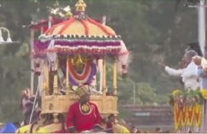 ತಾಯಿ ಚಾಮುಂಡೇಶ್ವರಿಗೆ ಪುಷ್ಪಾರ್ಚನೆ ಮಾಡುವ ಮೂಲಕ ಜಂಬೂ ಸವಾರಿಗೆ ಸಿಎಂ ಸಿದ್ದರಾಮಯ್ಯ ಚಾಲನೆ