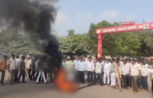 ಚಿಕಿತ್ಸೆ ವಿಳಂಬವಾಗಿ ರೋಗಿ ಸಾವು: ಟೈರ್ ಗೆ ಬೆಂಕಿ ಹಚ್ಚಿ ಕುಟುಂಬಸ್ಥರ ಆಕ್ರೋಶ