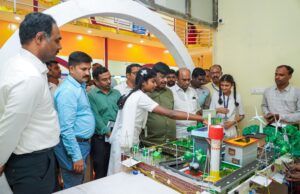 ಕರ್ನಾಟಕ ವಸತಿ ಶಿಕ್ಷಣ ಸಂಸ್ಥೆಗಳ ಸಂಘದ ಮಳಿಗೆಗೆ ಜಿಲ್ಲಾ ಉಸ್ತುವಾರಿ ಸಚಿವ ಡಾ.ಹೆಚ್.ಸಿ.ಮಹದೇವಪ್ಪ ಭೇಟಿ