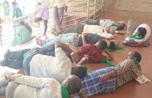 ನಂಜನಗೂಡು ತಾಲ್ಲೂಕು ಆಡಳಿತ ಭವನದಲ್ಲಿ ನಿದ್ದೆ ಮಾಡಿ ವಿನೂತನವಾಗಿ ಪ್ರತಿಭಟಿಸಿದ ರೈತರು