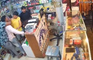 ಮೊಬೈಲ್ ಅಂಗಡಿಗೆ ನುಗ್ಗಿ ಯುವಕನ ಮೇಲೆ ಹಲ್ಲೆ: ಸಿಸಿಟಿವಿ ಕ್ಯಾಮೆರಾದಲ್ಲಿ ದೃಶ್ಯ ಸೆರೆ