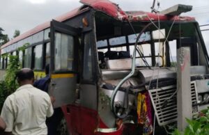 ಸ್ಟೇರಿಂಗ್ ತುಂಡಾಗಿ ವಿದ್ಯುತ್ ಕಂಬಕ್ಕೆ ಡಿಕ್ಕಿ ಹೊಡೆದ ಕೆಎಸ್ ಆರ್ ಟಿಸಿ ಬಸ್: ಪ್ರಾಣಾಪಾಯದಿಂದ ಪ್ರಯಾಣಿಕರು ಪಾರು