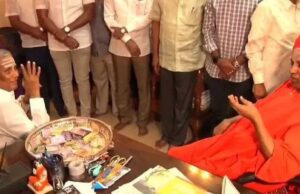 ಅಮಿತ್ ಶಾ ಬಂದು ಮನೆಯಲ್ಲಿ ಕೂತು ಜೀವ ತೆಗೆದ್ರು: ಸಿದ್ದಗಂಗಾ ಶ್ರೀಗಳ ಮುಂದೆ ನೋವು ತೋಡಿಕೊಂಡ ವಿ.ಸೋಮಣ್ಣ