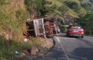 ಚಾಲಕನ ನಿಯಂತ್ರಣ ತಪ್ಪಿ ಟಿಂಬರ್ ತುಂಬಿದ ಲಾರಿ ಪಲ್ಟಿ: ಚಾಲಕನಿಗೆ ಗಂಭೀರ ಗಾಯ