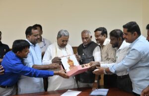 ಕೆಯುಡಬ್ಲ್ಯೂಜೆ ರಾಜ್ಯಮಟ್ಟದ ಕ್ರಿಕೆಟ್ ಟೂರ್ನಮೆಂಟ್ ಲಾಂಛನ ಅನಾವರಣ ಮಾಡಿದ ಮುಖ್ಯಮಂತ್ರಿ